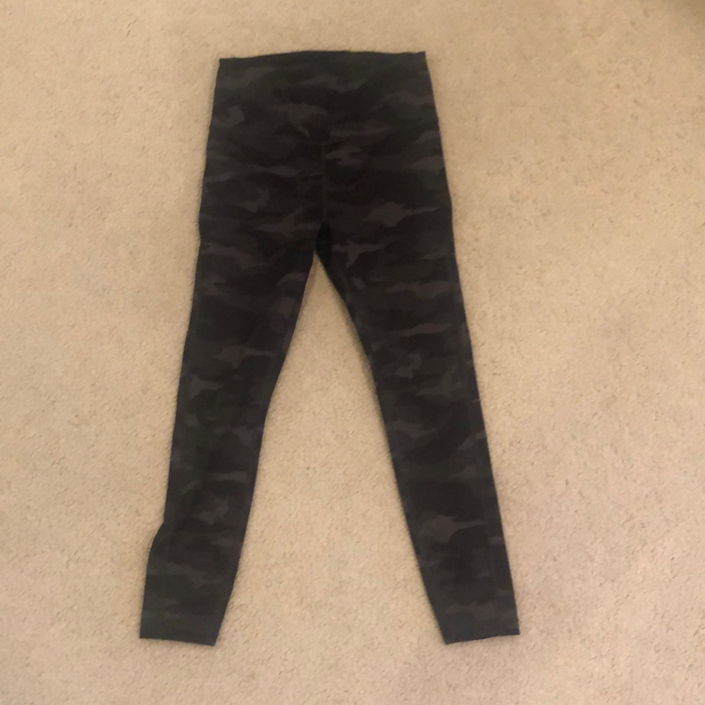 Athleta XS Ultimate Camo leggings - with pockets.